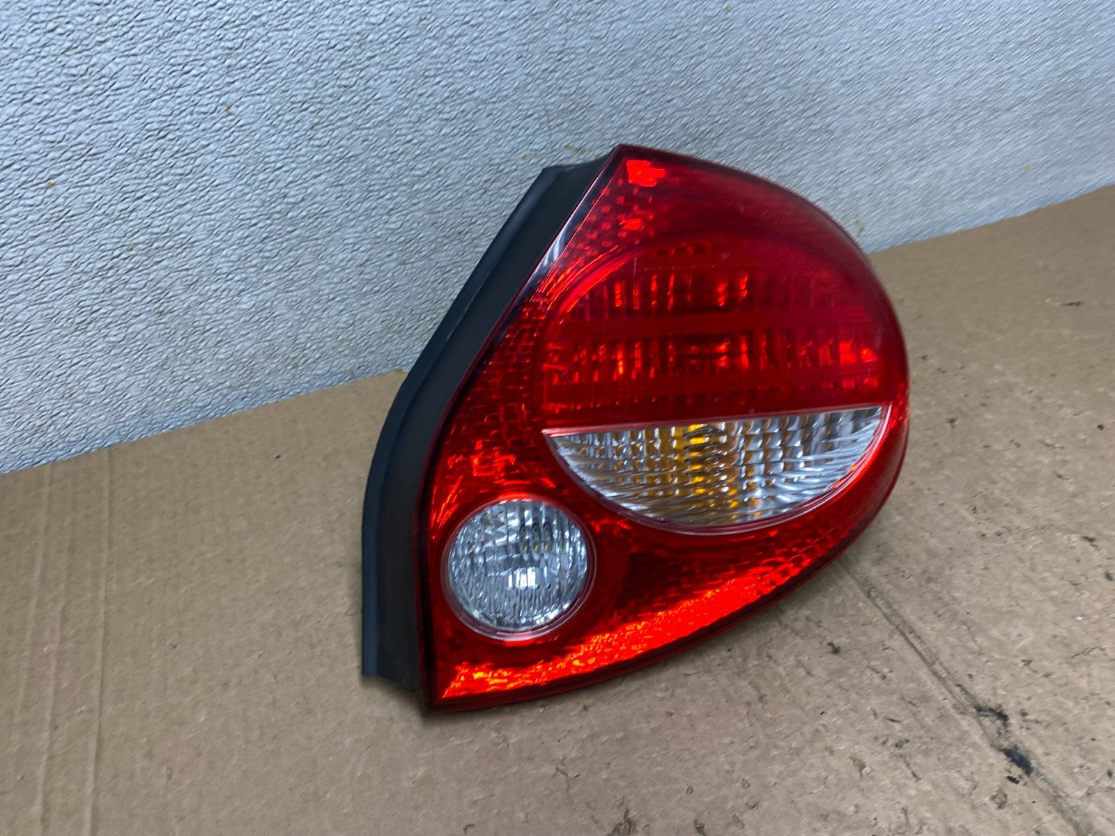 2000 to 2001 Nissan Maxima Right Passenger Rh Side Tail Light OEM V3210 DW2