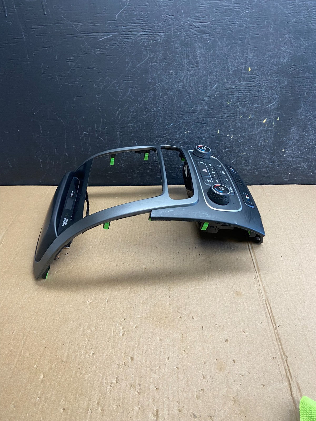 2014 2015 Kia Sorento Center Radio Climate Control Clock Trim Heat Seat ae44261
