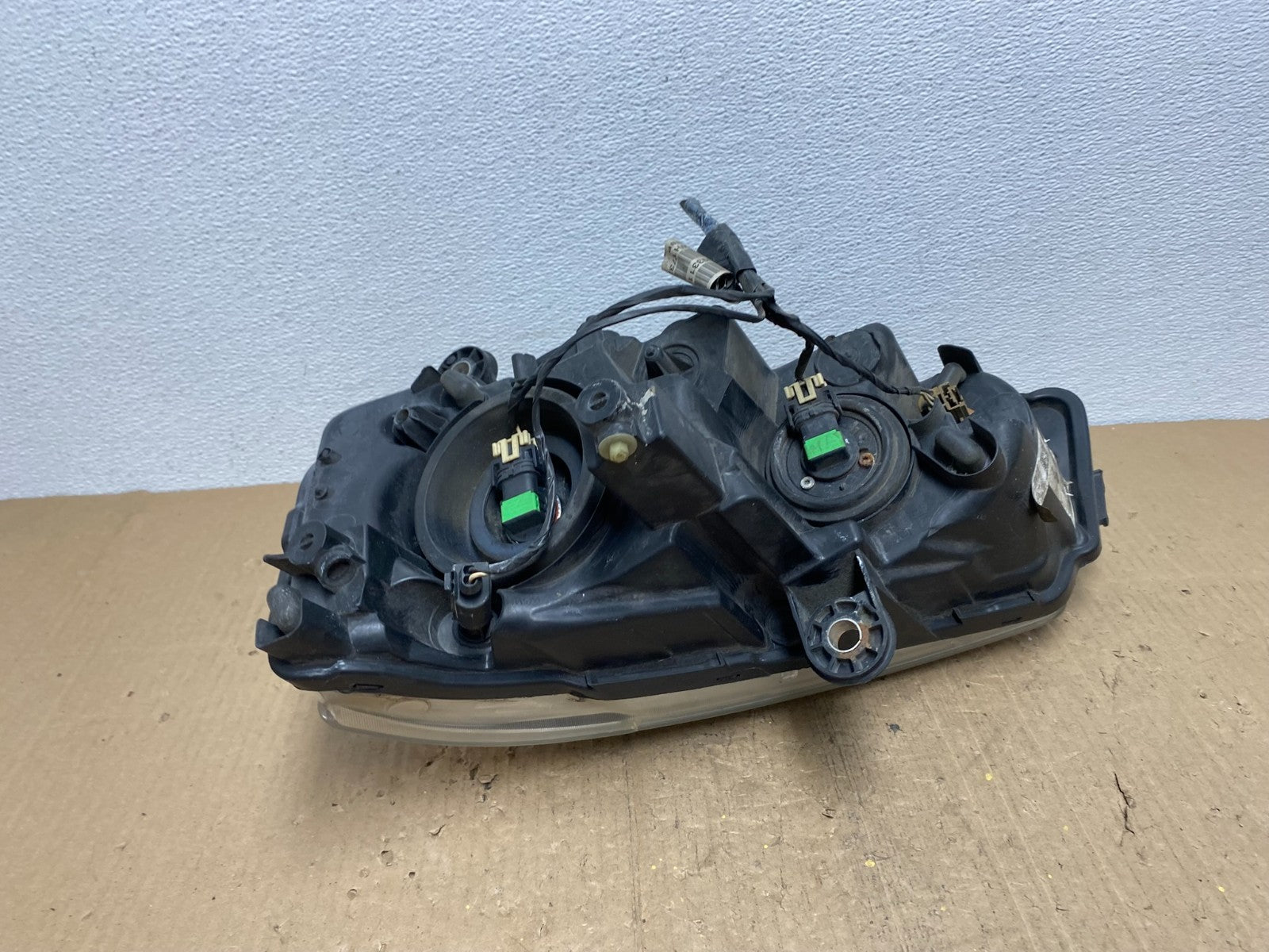 2011 to 2016 Chrysler Town and Country Right Passenger Headlight AB8565 DW4