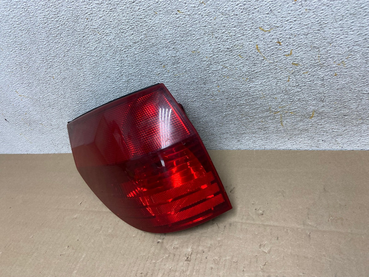 2004 to 2005 Toyota Sienna Left Driver LH Side Tail Light AI2183 LK1