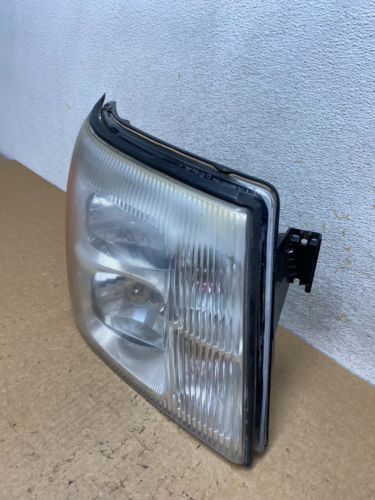 2002-2006 Cadillac Escalade Right Passenger Side Xenon Headlight AI3649 DW1