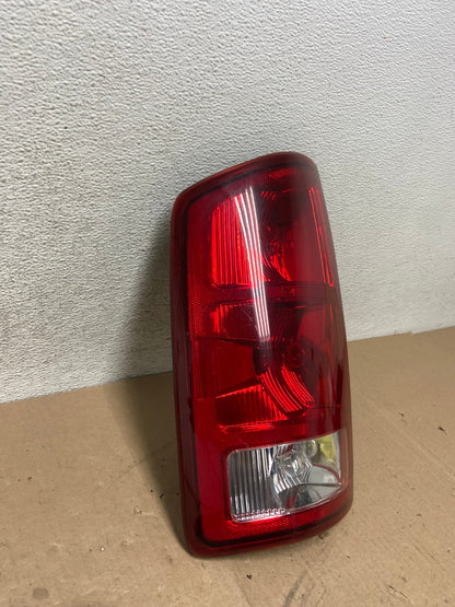 2002 to 2006 Dodge Ram 1500 Left Driver side Tail Light AG4782 LK2
