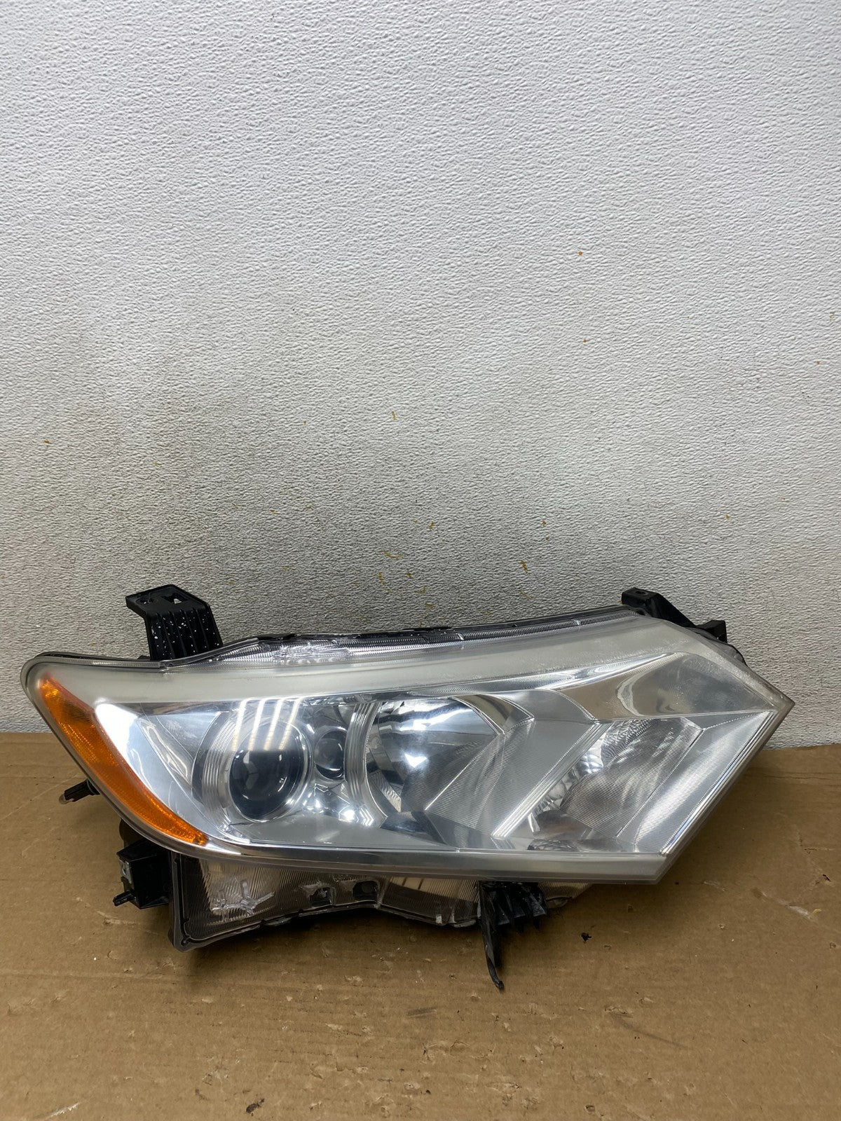 2012 to 2017 Nissan Quest Right Passenger RH Headlight Halogen AH8386 DW0