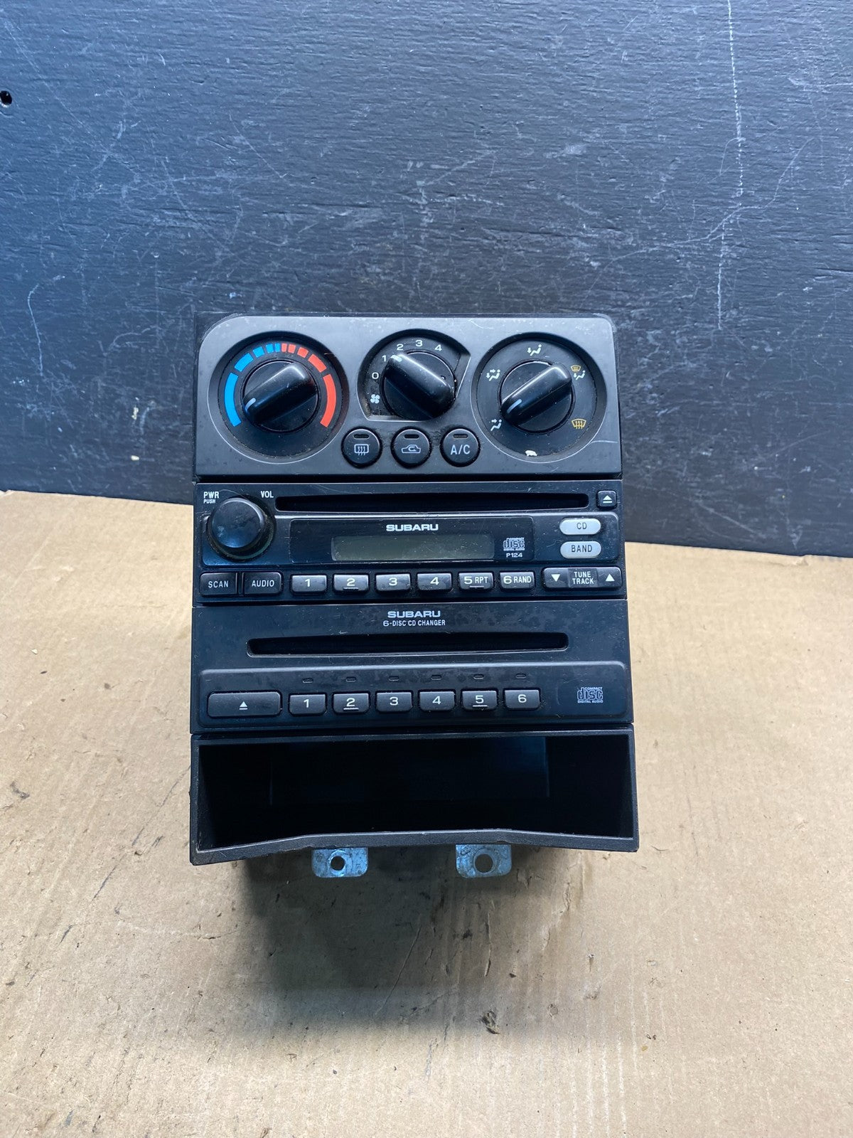 2000 to 2004 Subaru Legacy Outback Radio Climate Control Dash 6 Disc AE78390