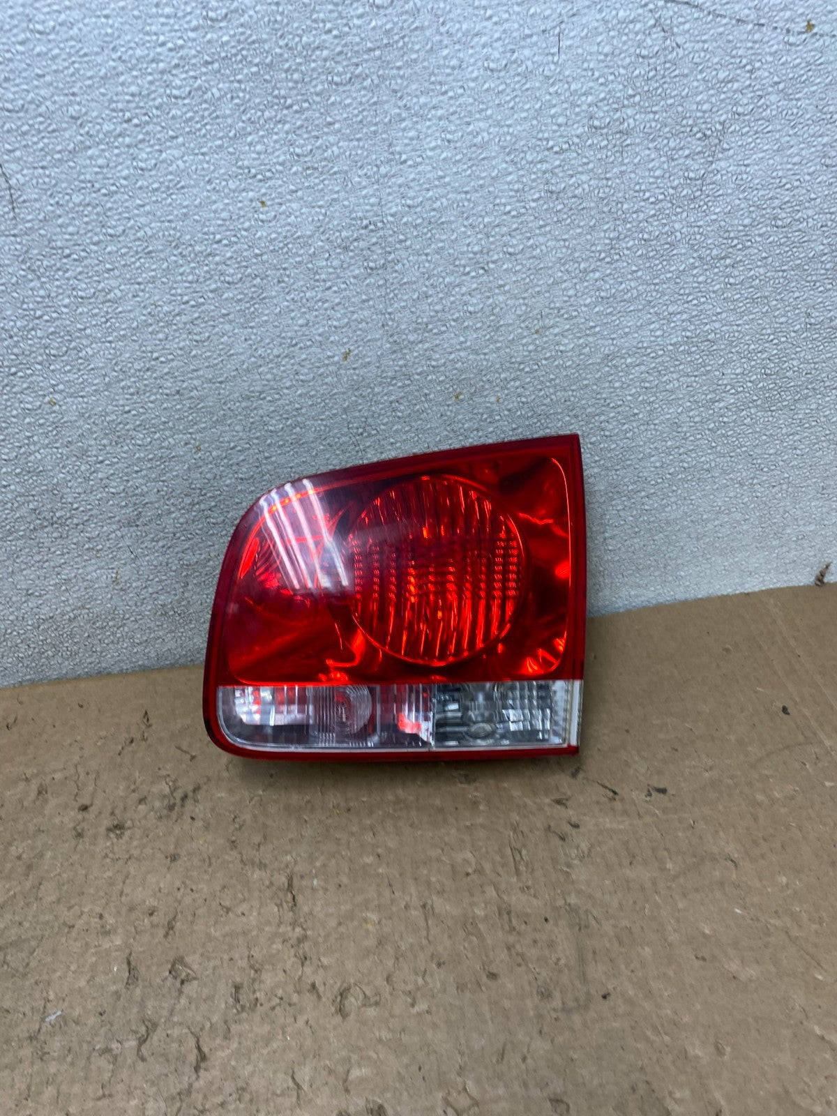 2004-2007 Volkswagen Touareg Right Passenger Rh Side Inner Tail Light V45090