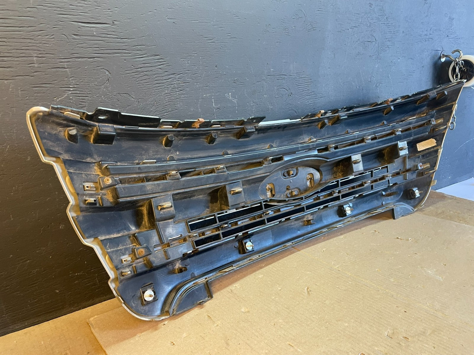 2011 to 2015 Ford Explorer Upper Front Grill Grille AB7876 DG9