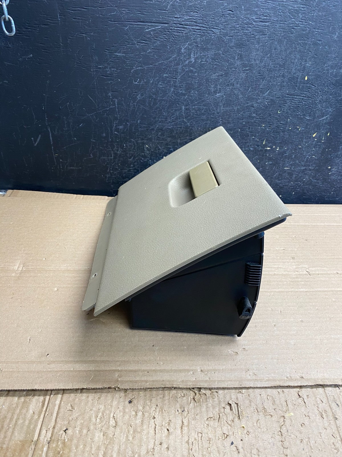 2004 to 2008 Ford F-150 Front Right Passenger Storage Glove Box AG0101 DG3