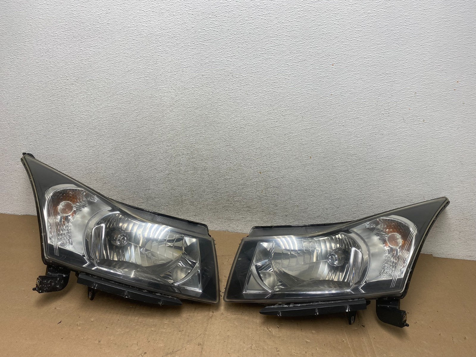 2011 to 2015 Chevrolet Cruze Halogen Left+Right Set Headlights AG4762 DW0