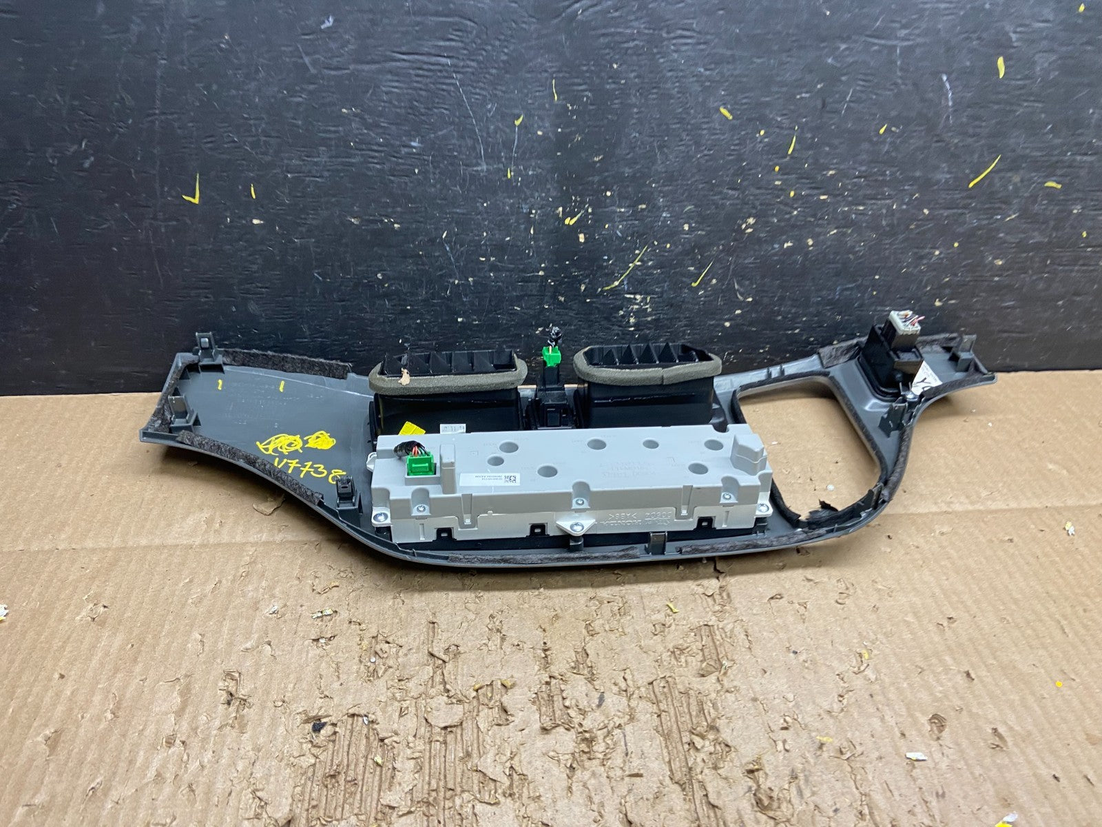2005 to 2010 Honda Odyssey  Radio Climate Control Dash Trim Bezel v7738 DG4