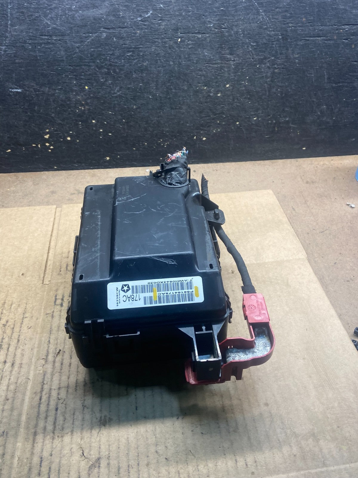 Dodge Chrysler Fuse Box p68164178ac Y4357 PS4