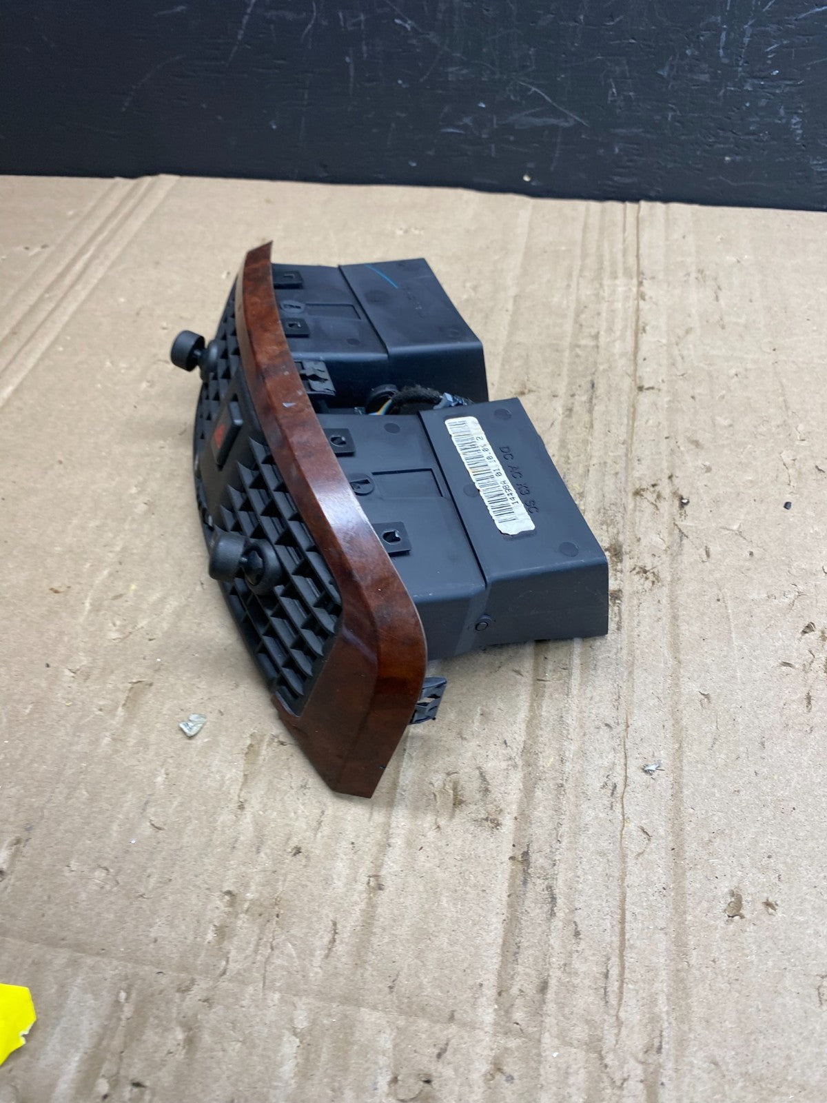 2004 to 2009 Cadillac SRX Front Center Dash A/C Air Vent ab8962 DG2