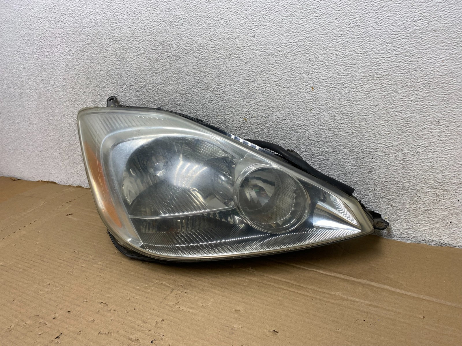 2004-2005 Toyota Sienna Right Passenger Xenon Headlight AG8145 DW2