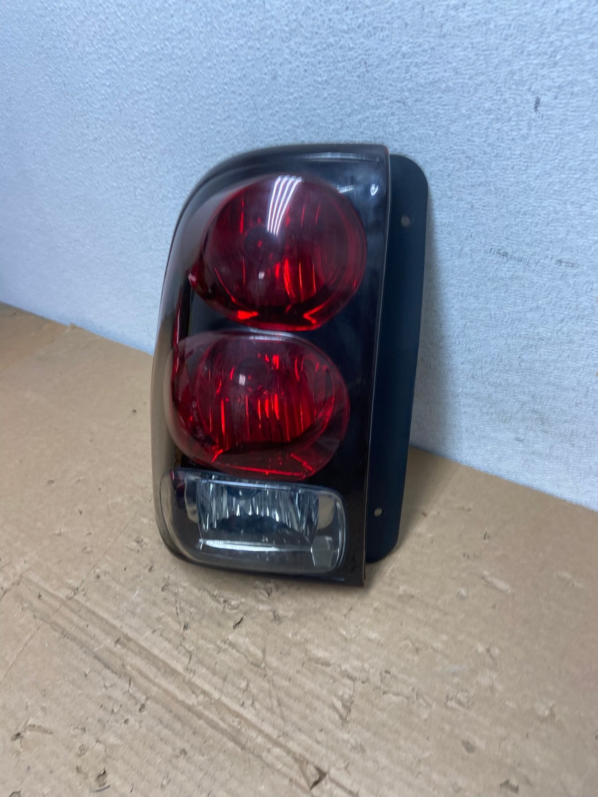 2002 to 2009 Chevrolet Trailblazer Left Driver LH Side Tail Light AD4127 LK1