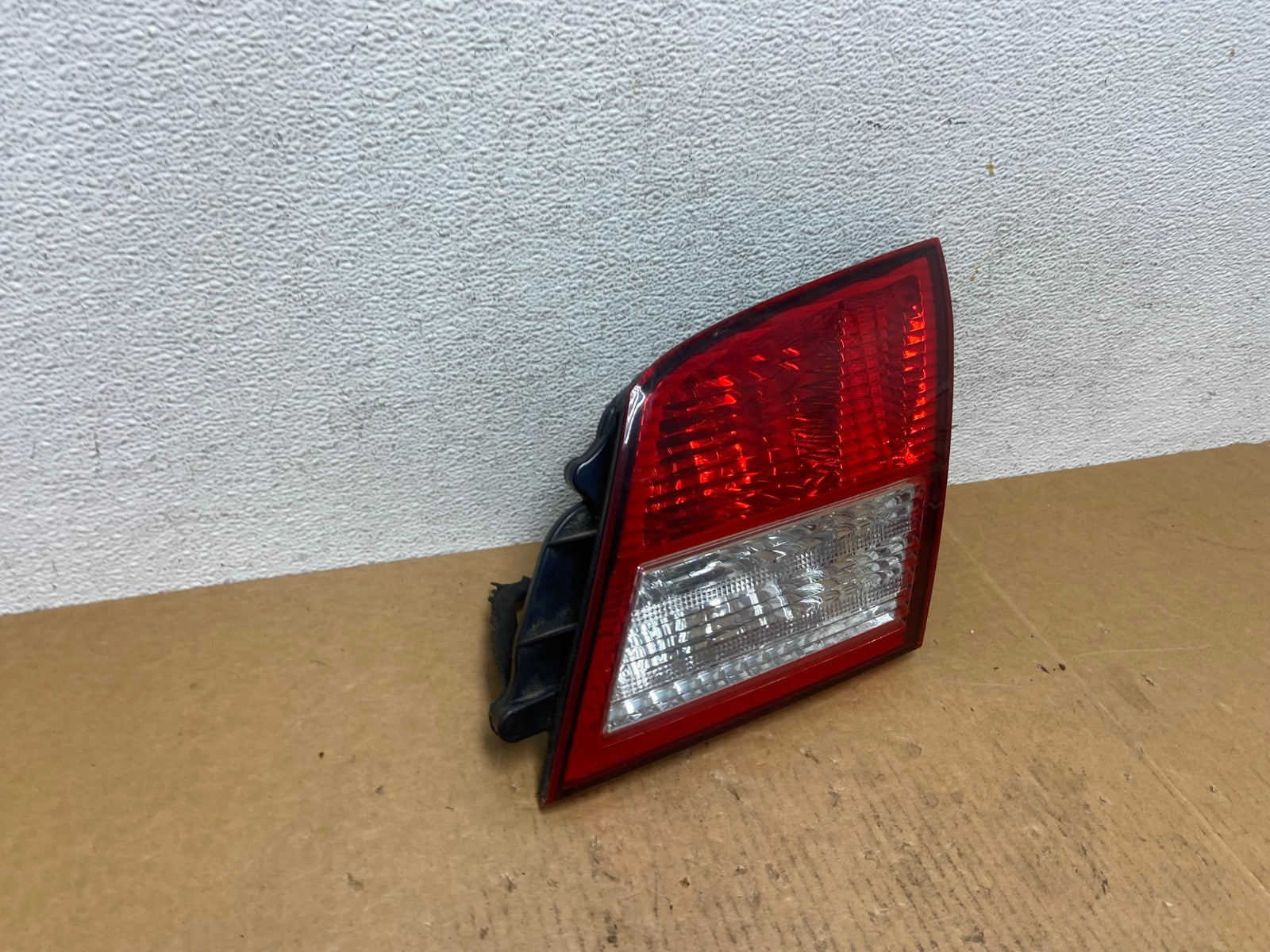 2002-2004 Infiniti i35 Inner Right Passenger Rh Side Tail Light AE0433 LK1