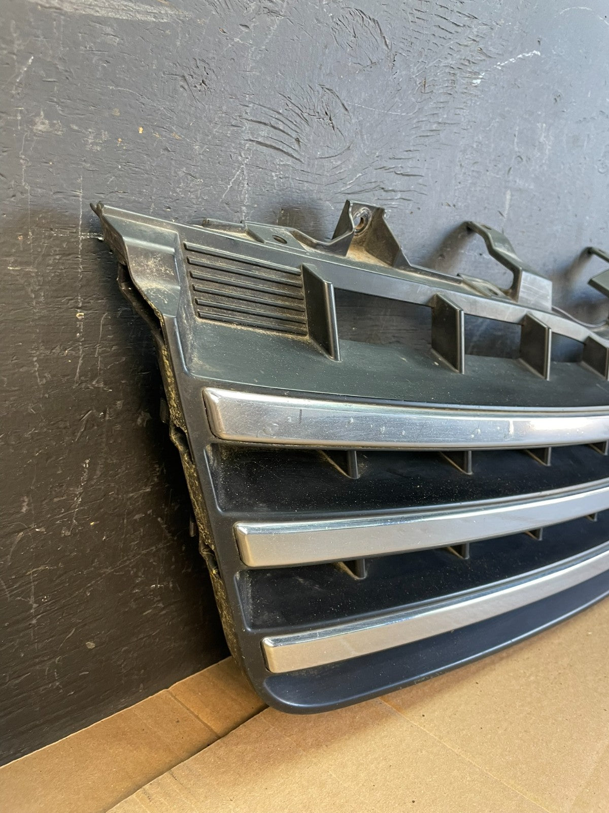 2008 to 2012 Kia Borrego Front Bumper Upper Grille Grill OEM ac2164 DG2