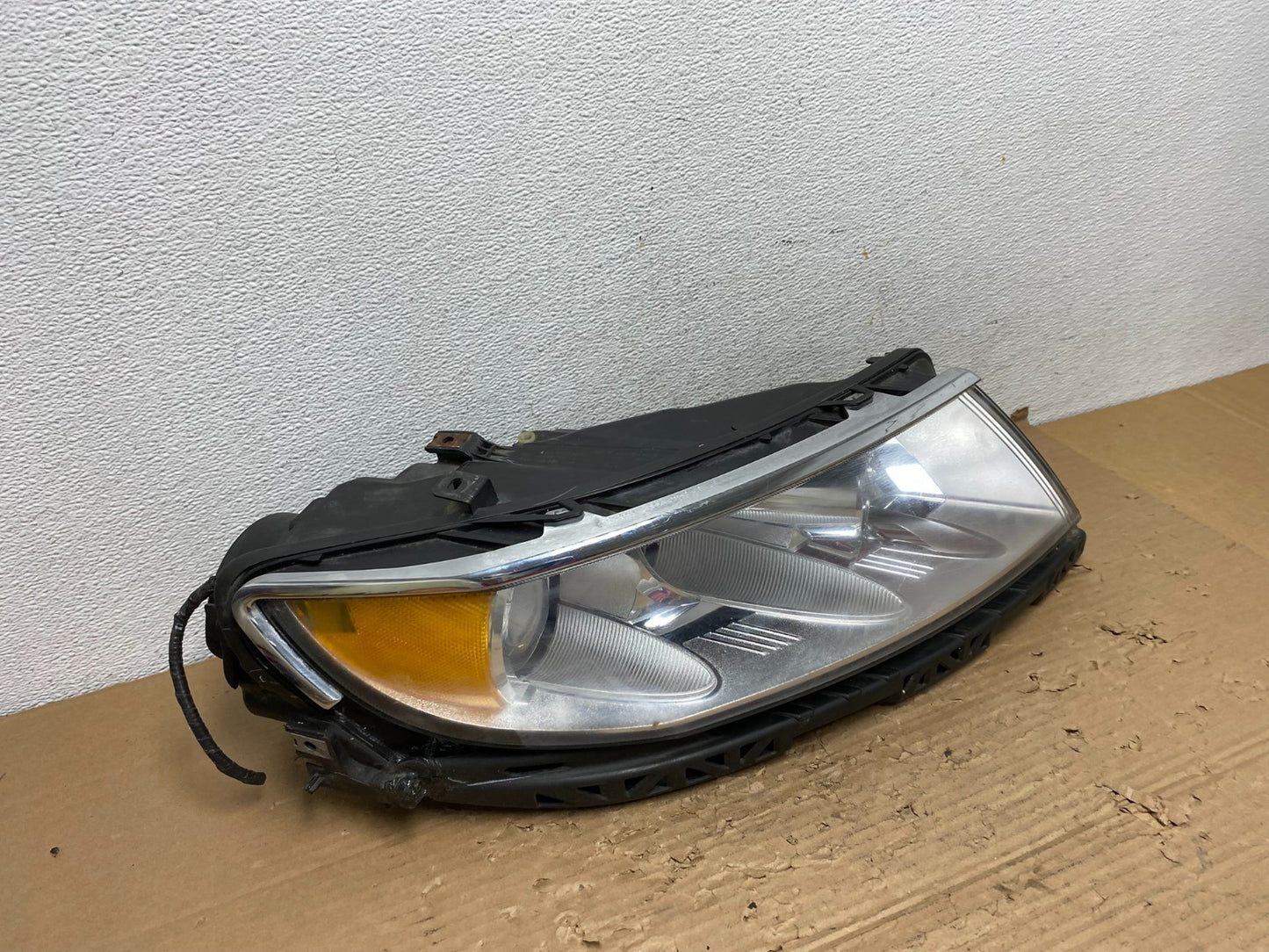 2010 to 2012 Lincoln MKZ HALOGEN Right Passenger Side Headlight AD4372 DW2