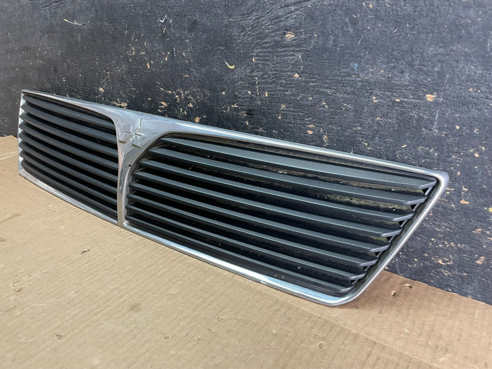 2002 2003 Mitsubishi Lancer Front Upper Radiator Grille Grill OEM AB3084 DG2