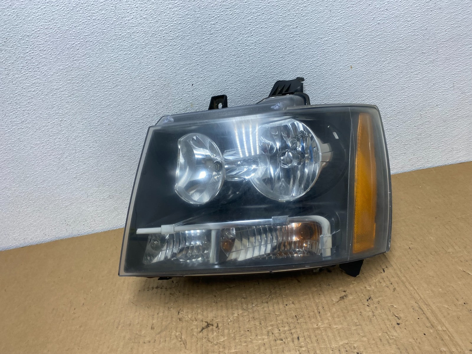 2007 to 2013 Chevrolet Suburban Tahoe Left Driver LH Headlight AC7771 DW0