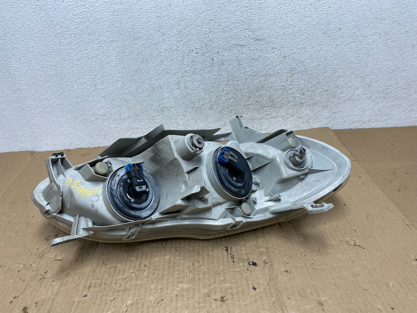 2003 to 2004 Toyota Corolla Left Driver LH side Headlight AE9078 DW8