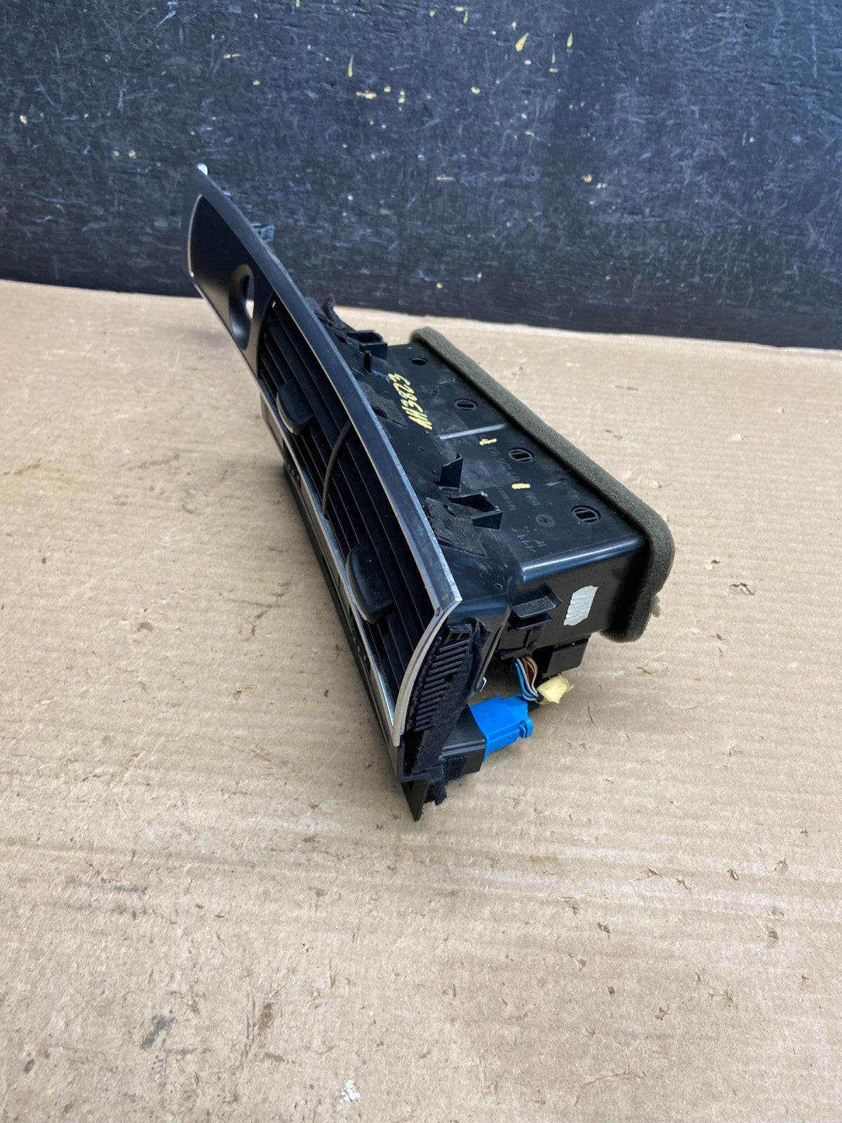 2005 to 2011 Audi A6 Center Dashboard Air Vent AH3823 DG4