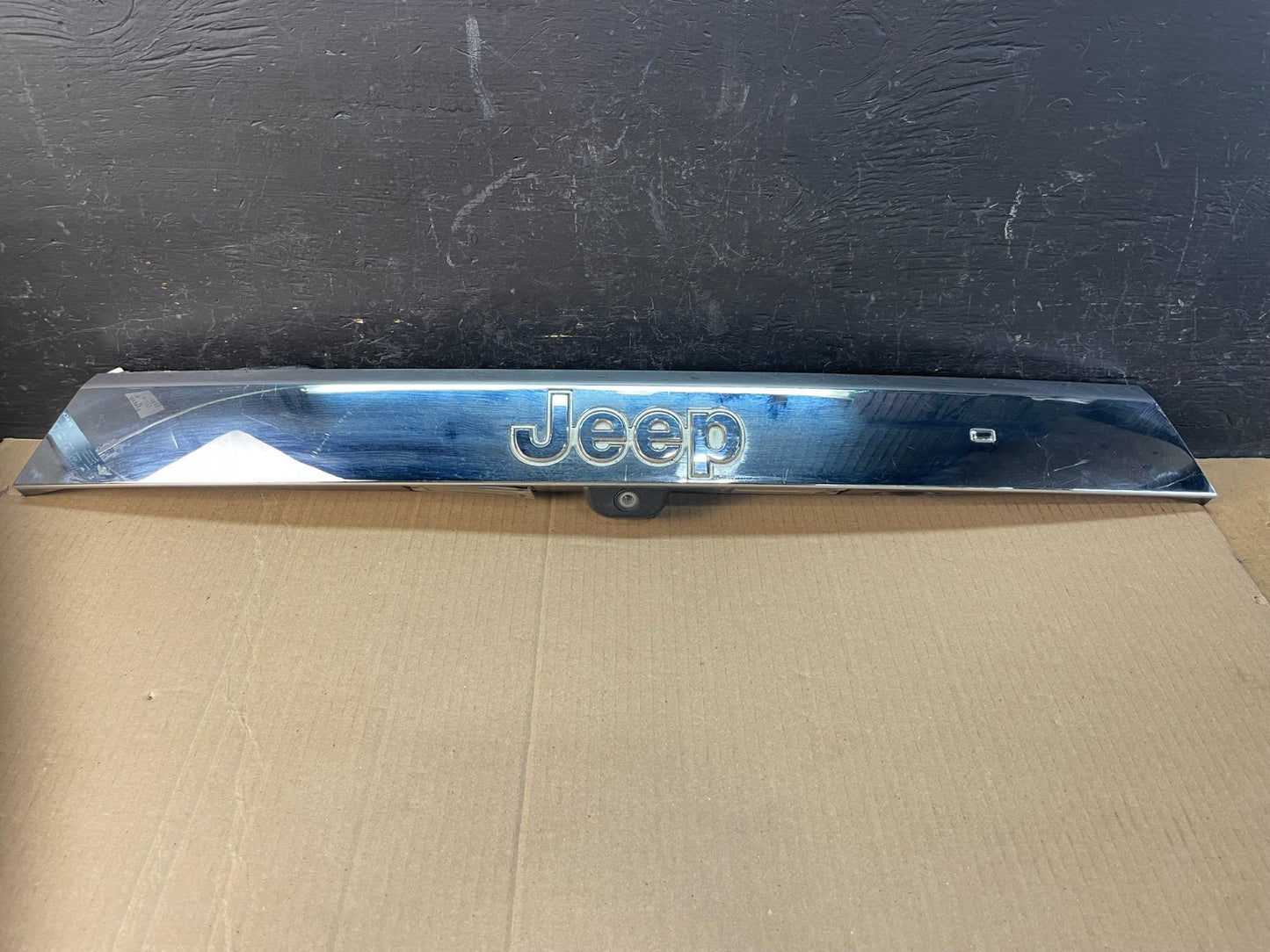 2011-2013 Jeep Grand Cherokee Liftgate Garnish Molding Trim W/ Camera AC1923 DG0