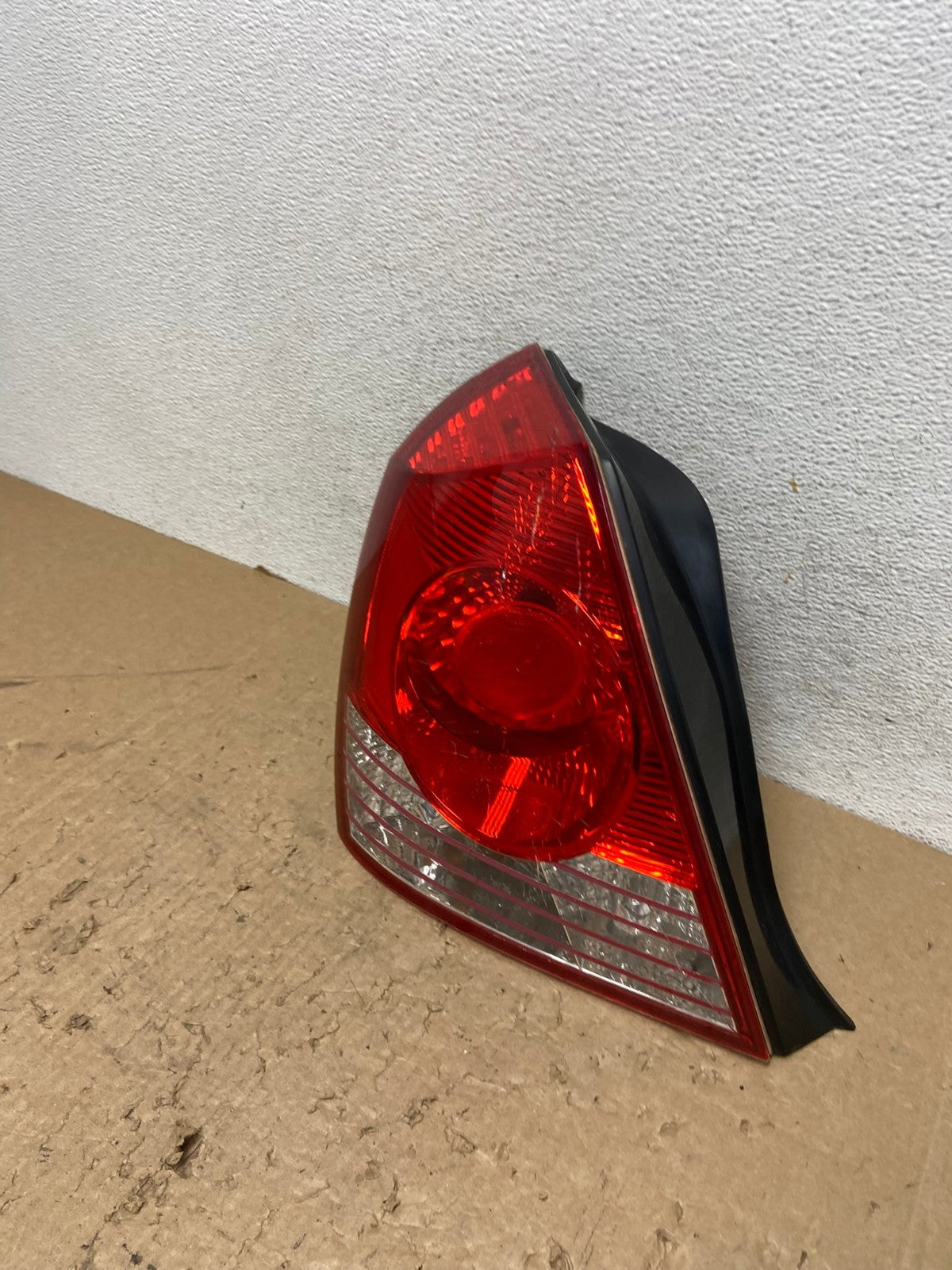 2004 2005 2006 Hyundai Elantra Sedan Left Driver LH Tail Light AG1381 LK1