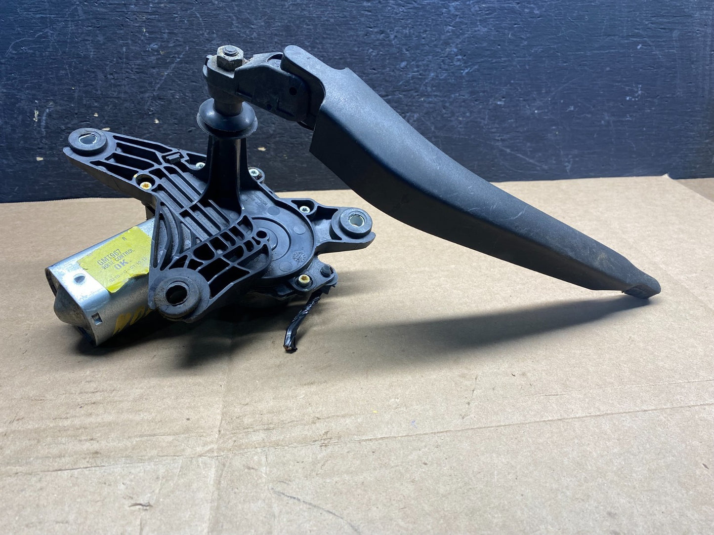 2008 to 2012 Buick Enclave Windshield Rear Wiper Motor AE8238 DG1