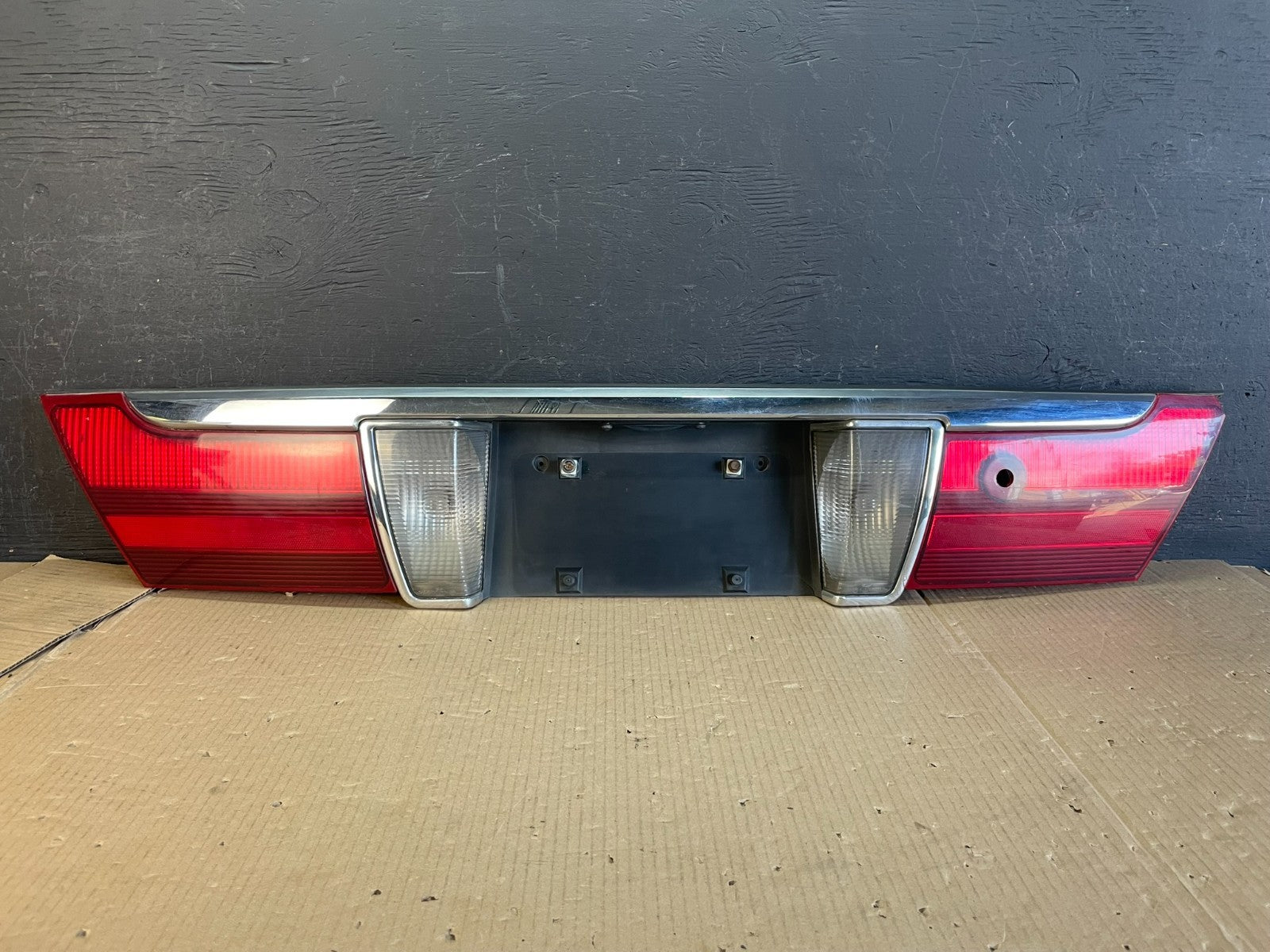 2003 2004 2005 Mercury Grand Marquis Trunk Lid Center Tail Light AE3753 DG0