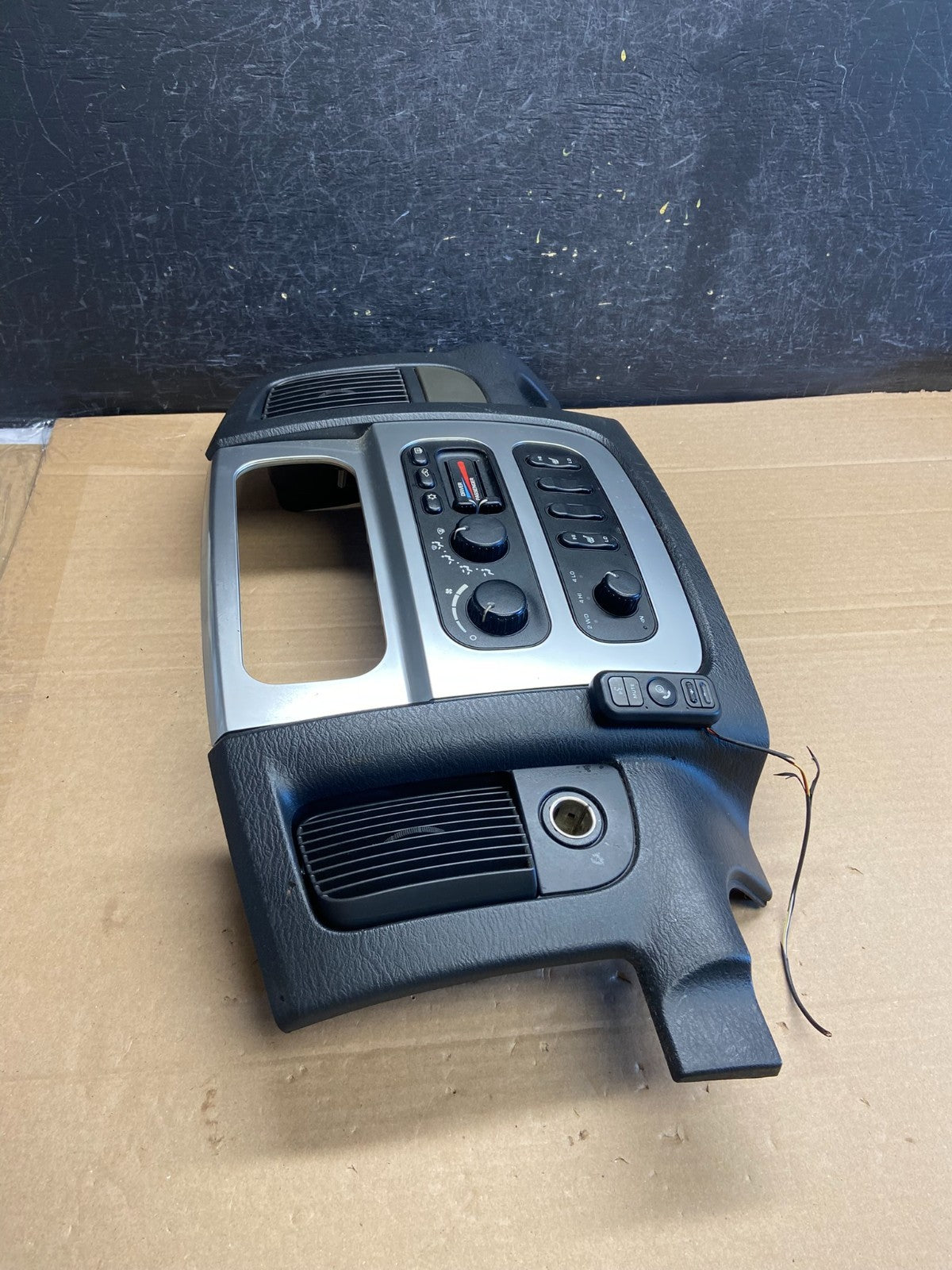 2002 to 2005 Dodge Ram Radio Climate Control Dash Air Vent Bezel Trim AG5033 DG1