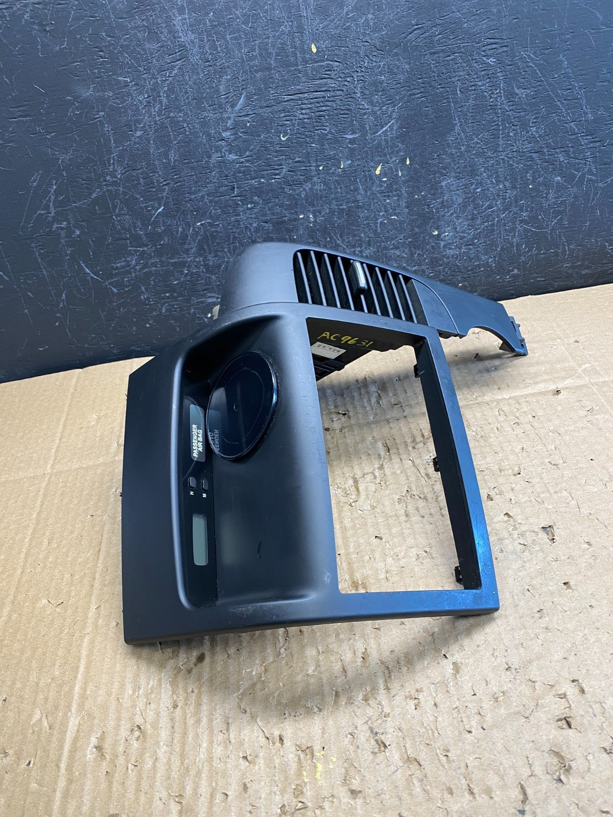 2006-2014 Hyundai Entourage Sedona Center Radio Clock Bezel Air Vent AC9631 DG1