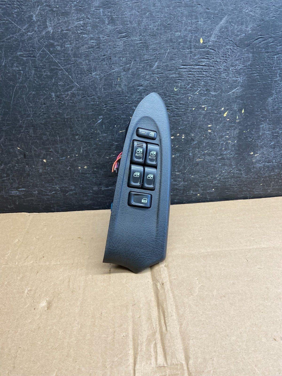 2002-2005 Chevrolet Trailblazer Left Driver Window Control Switch AI6011 DG0