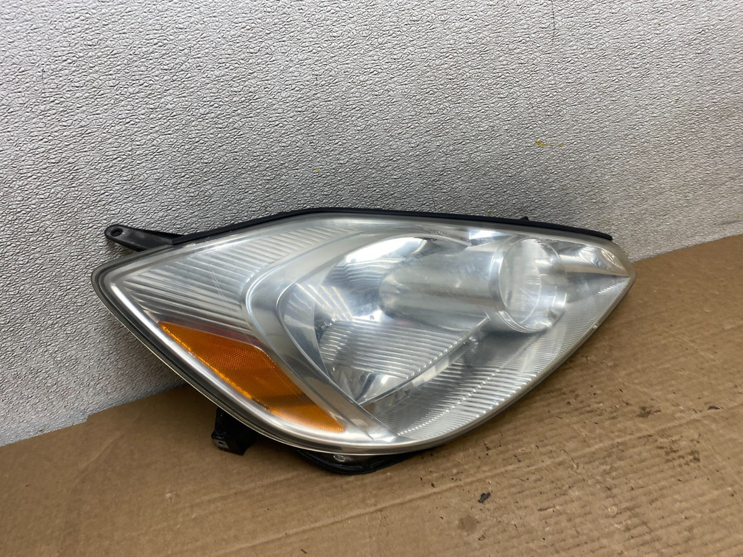 2004-2005 Toyota Sienna Right Passenger Halogen Headlight OEM Z1530 PS2