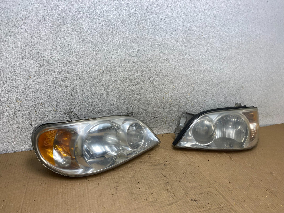 2002 to 2005 Kia Sedona Left+Right Side Headlights AI8165 DW2