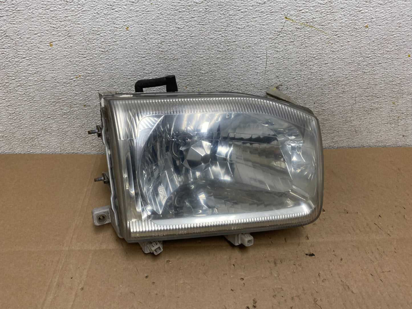 1999-2004 Nissan Pathfinder Right Passenger  Side Headlight Oem J9749 DG0