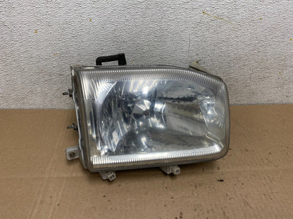1999-2004 Nissan Pathfinder Right Passenger  Side Headlight Oem J9749 DG0