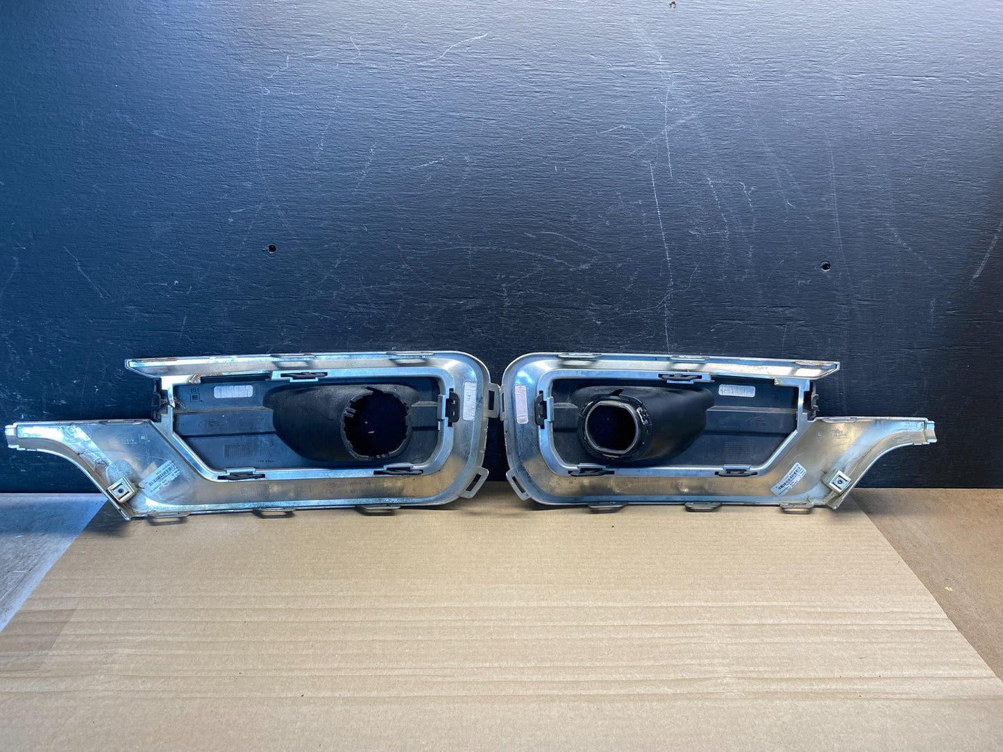2013 to 2016 GMC Acadia Right+Left Fog Light Bezel Trim AF0110 DG2