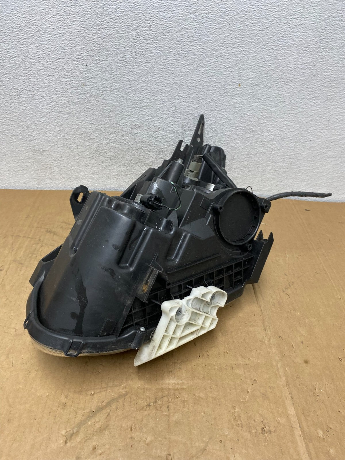 2009-2013 Nissan Rogue Right Passenger Halogen Headlight AC8639 DW4