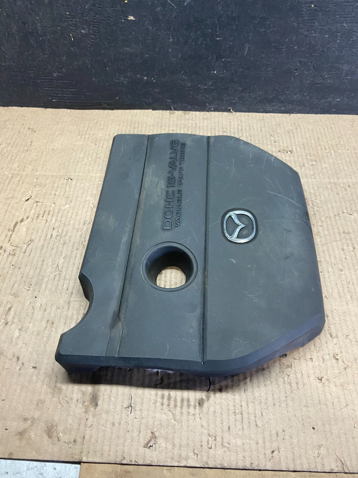 2004 to 2008 Mazda 3 DOHC 16 VALVE Engine Shield Top Cover i3629 Oem DG12