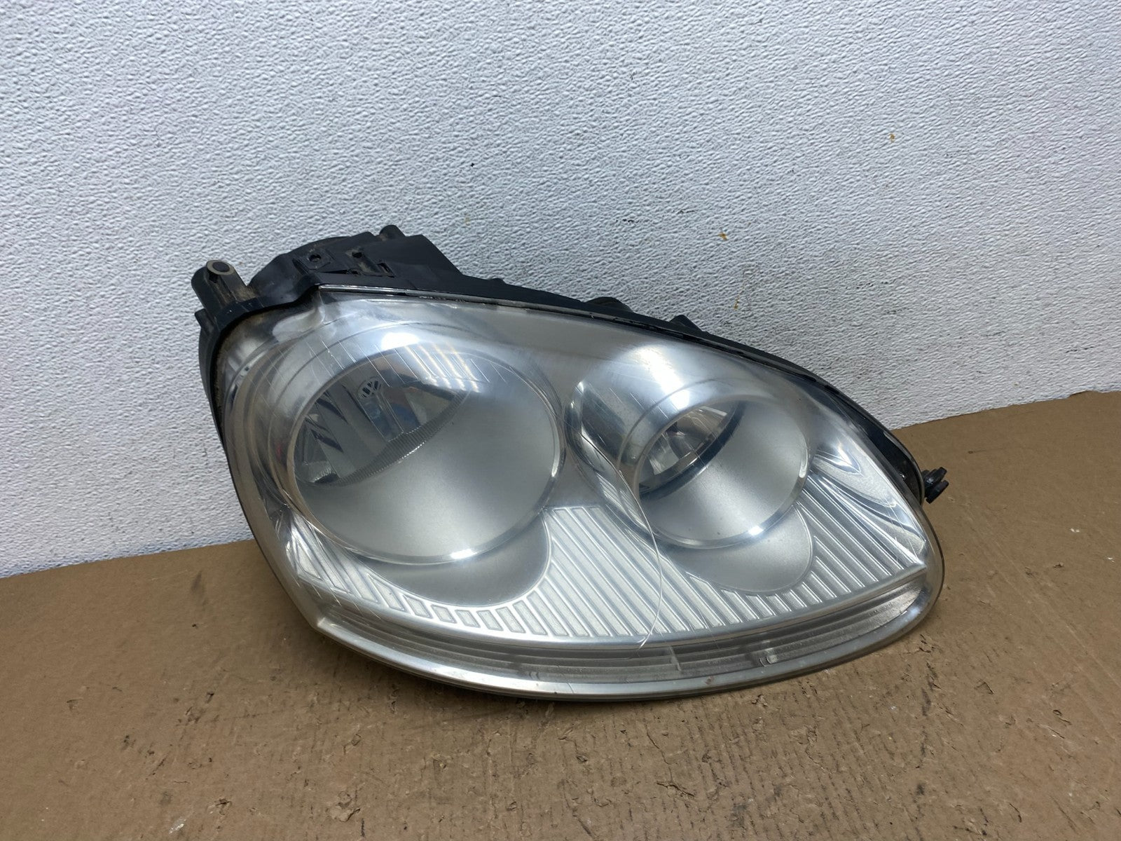 2005 - 2010 Volkswagen Jetta Right Passenger RH Side Headlight Halogen AD8820 DW0