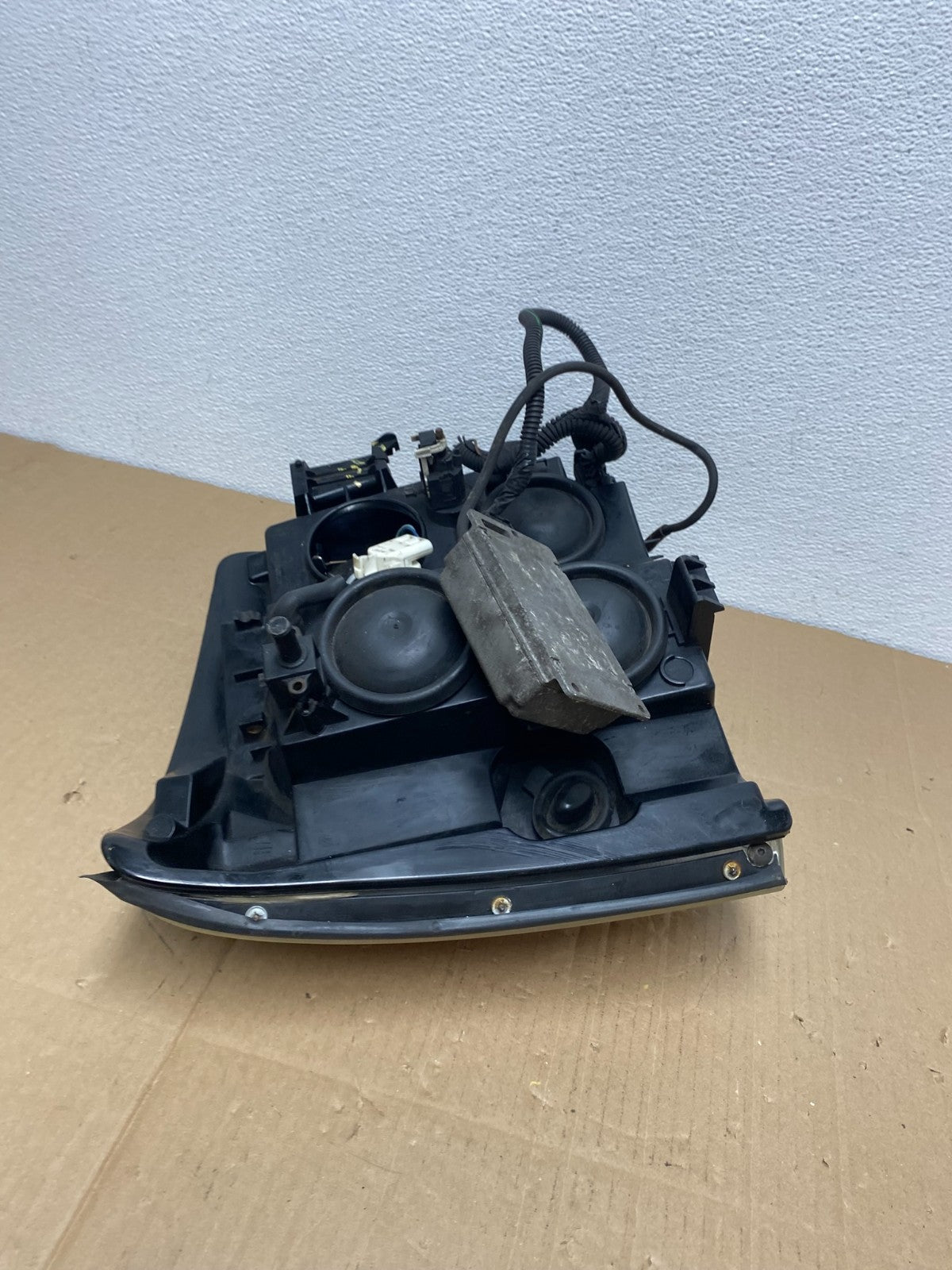 2002 to 2006 Cadillac Escalade Left Driver Lh Xenon HID Headlight Oem AB8136 DW9
