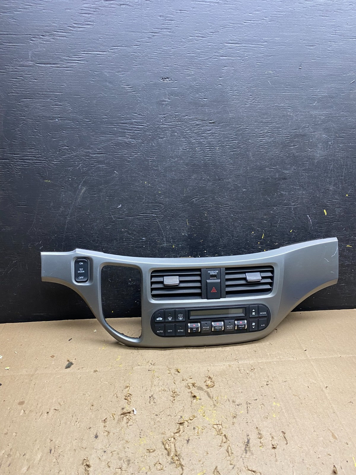 2005 to 2010 Honda Odyssey  Radio Climate Control Dash Trim Bezel U5631 DG0