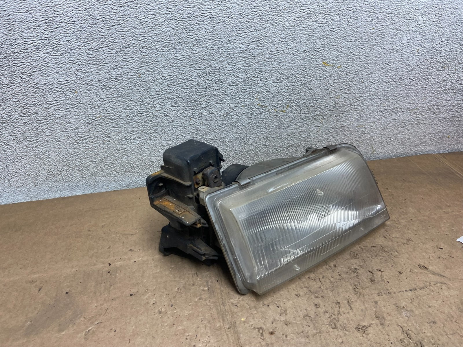 1996 to 1998 Mazda MPV Right Passenger RH Headlight OEM Y7045 DW2