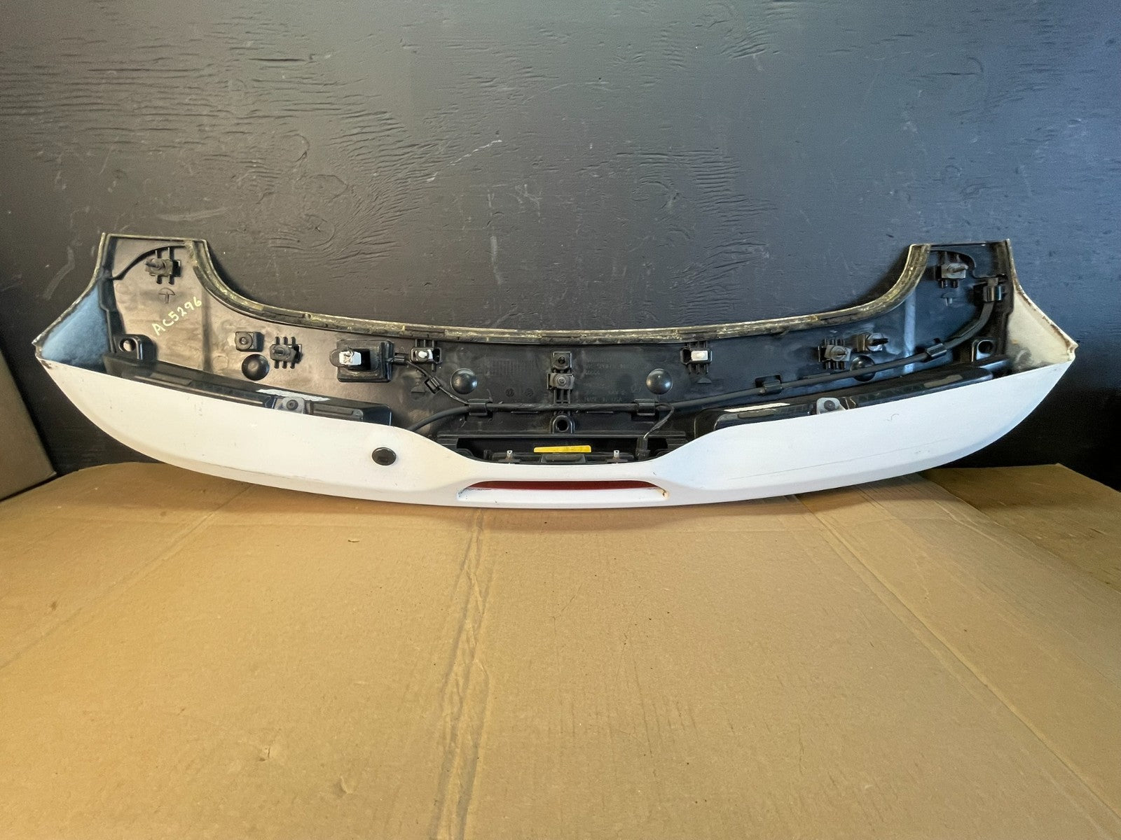 2014 - 2019 Jeep Grand Cherokee Liftgate Back Door Spoiler & Light ac5296 DG6