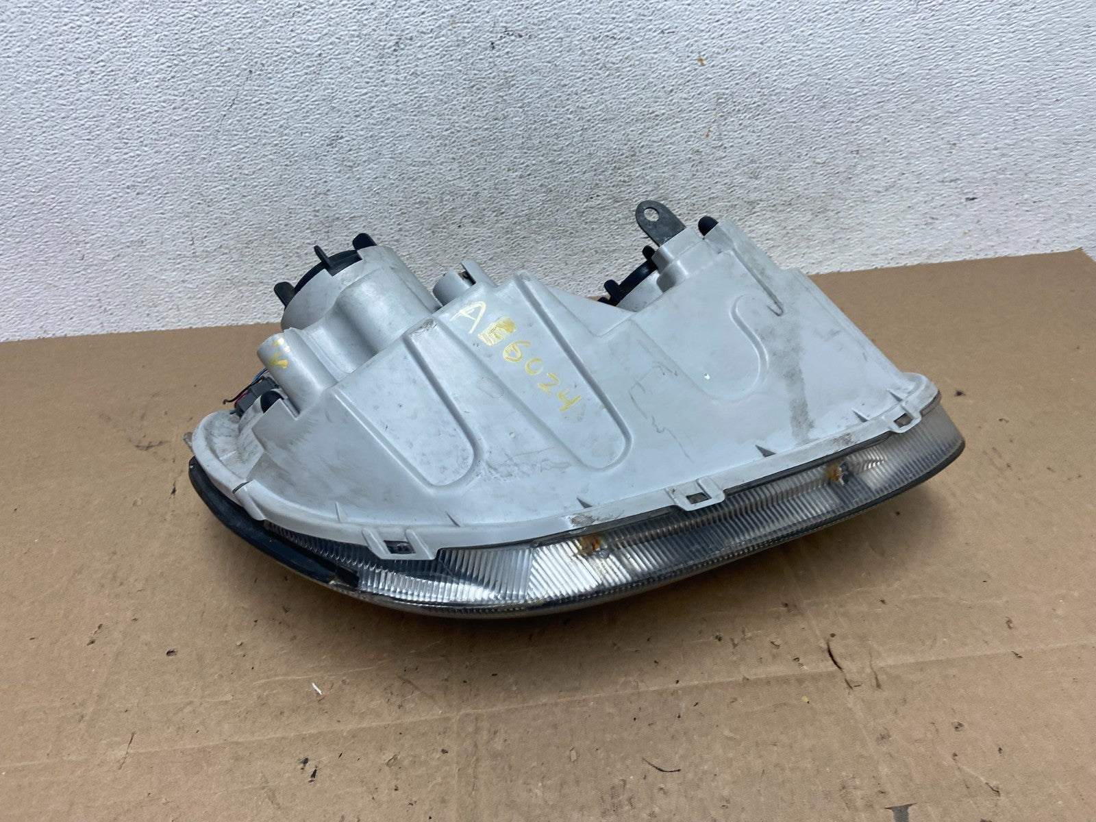 2002 to 2005 Hyundai Sonata Left Driver LH Side Headlight Halogen AE6024 DW8