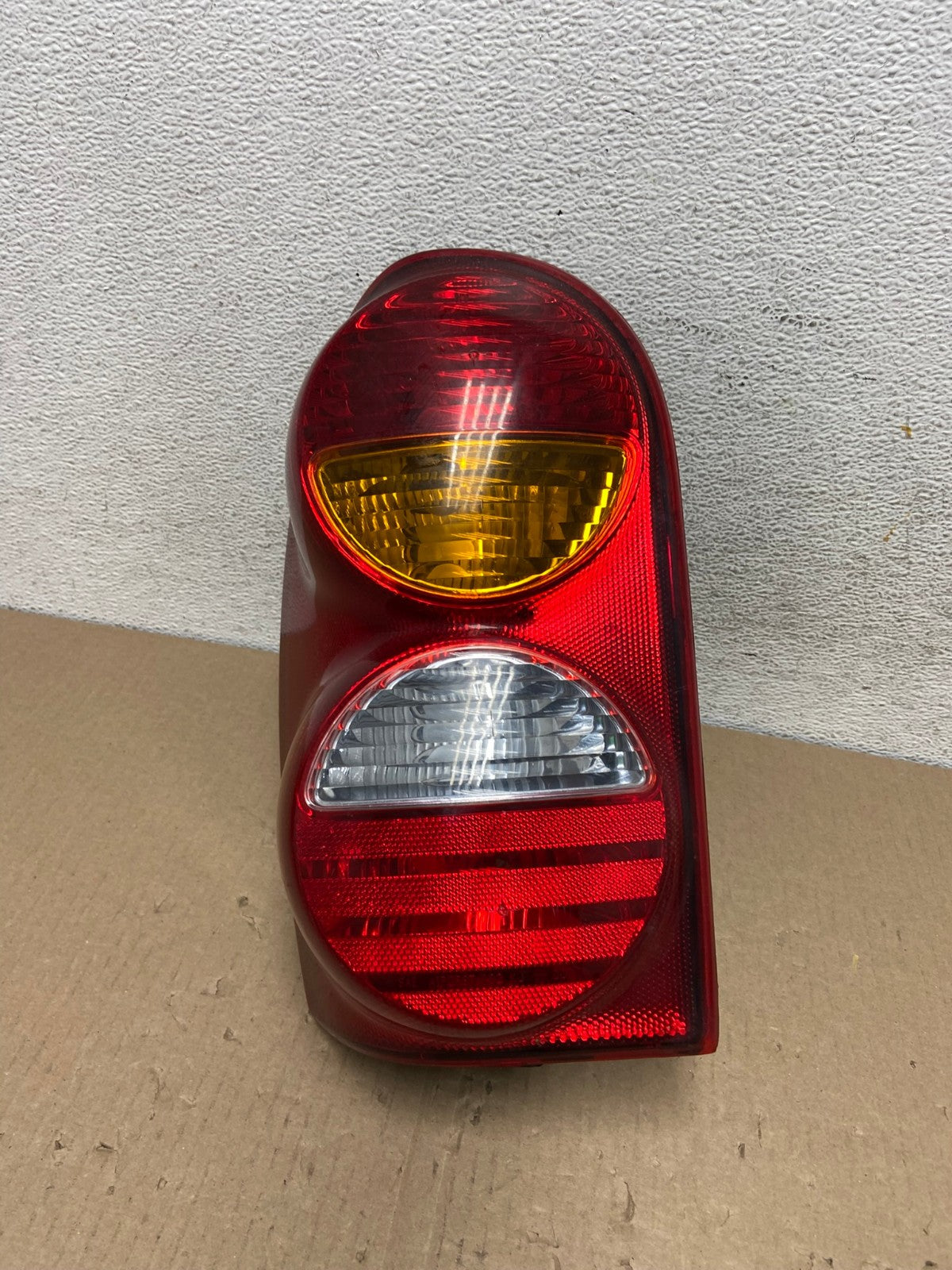 2002 2003 2004 Jeep Liberty Left Driver LH Side Tail Light AE9572 LK0
