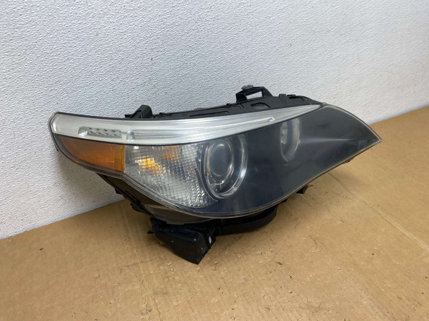 2004 to 2007 BMW 525i 5 Series Headlight Right Passenger Xenon AFS AC8564 DW2