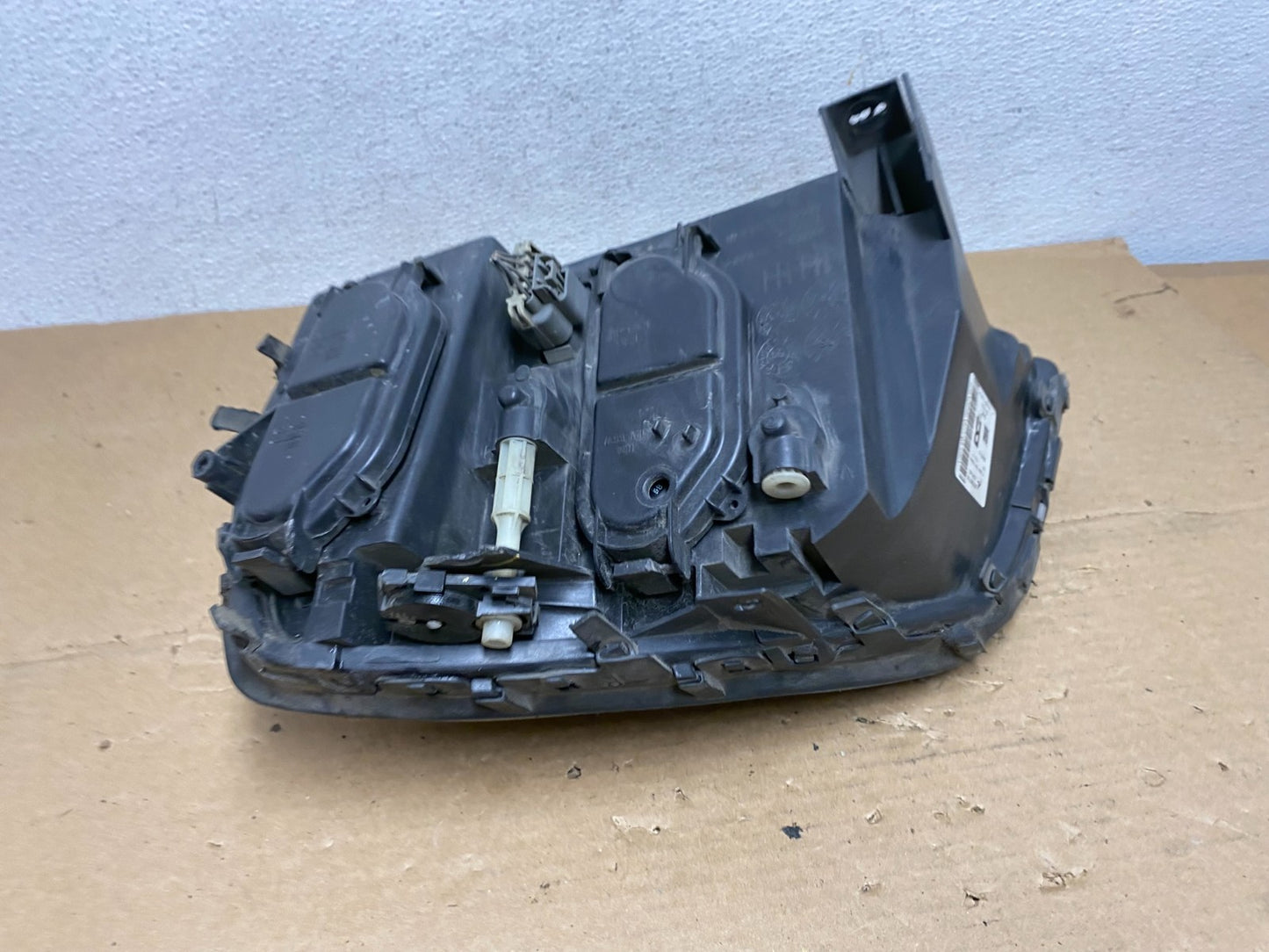 2000 to 2005 Cadillac Deville Right Passenger RH Side Headlight AD3985 DW6