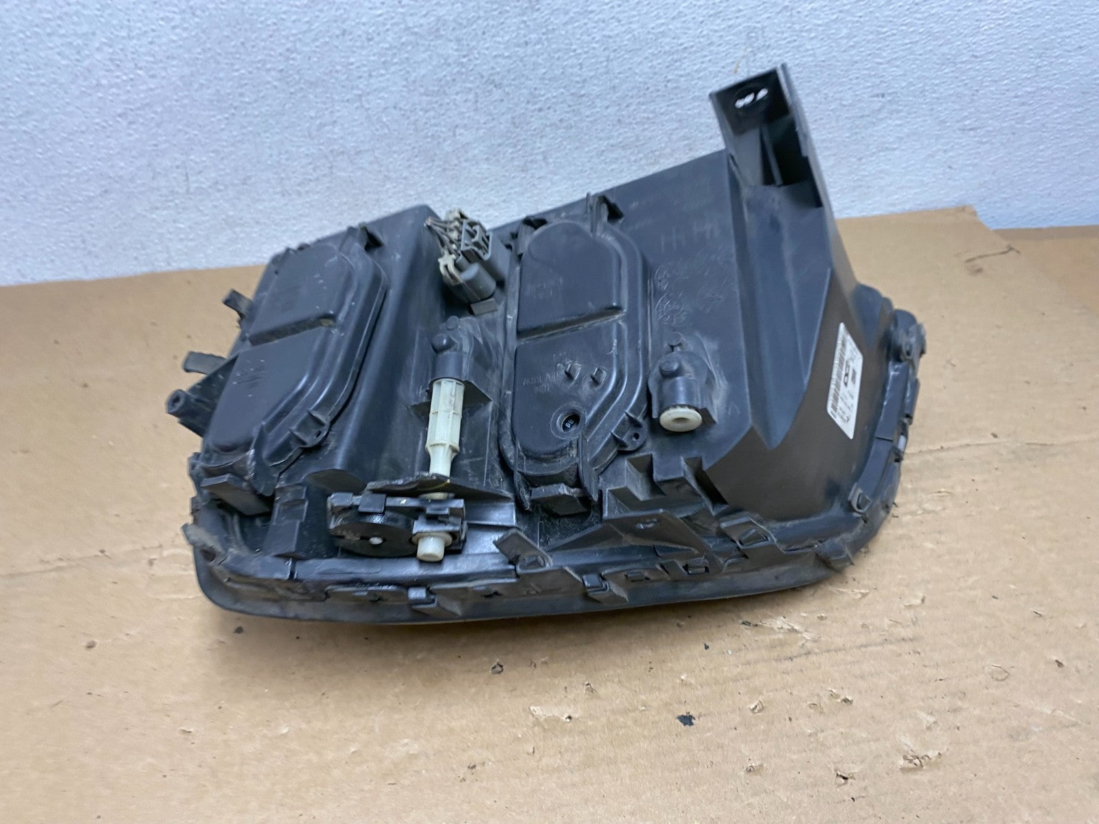 2000 to 2005 Cadillac Deville Right Passenger RH Side Headlight AD3985 DW6