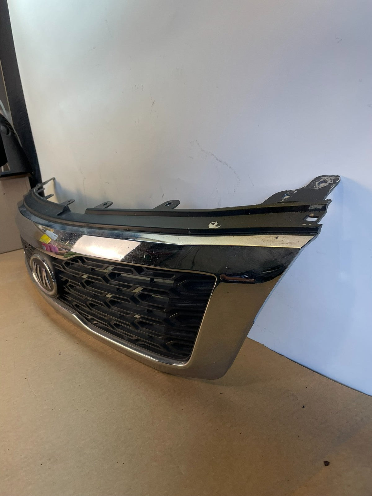 2011 2012 Kia Sedona Front Upper Grill Grille AG3073 DG1