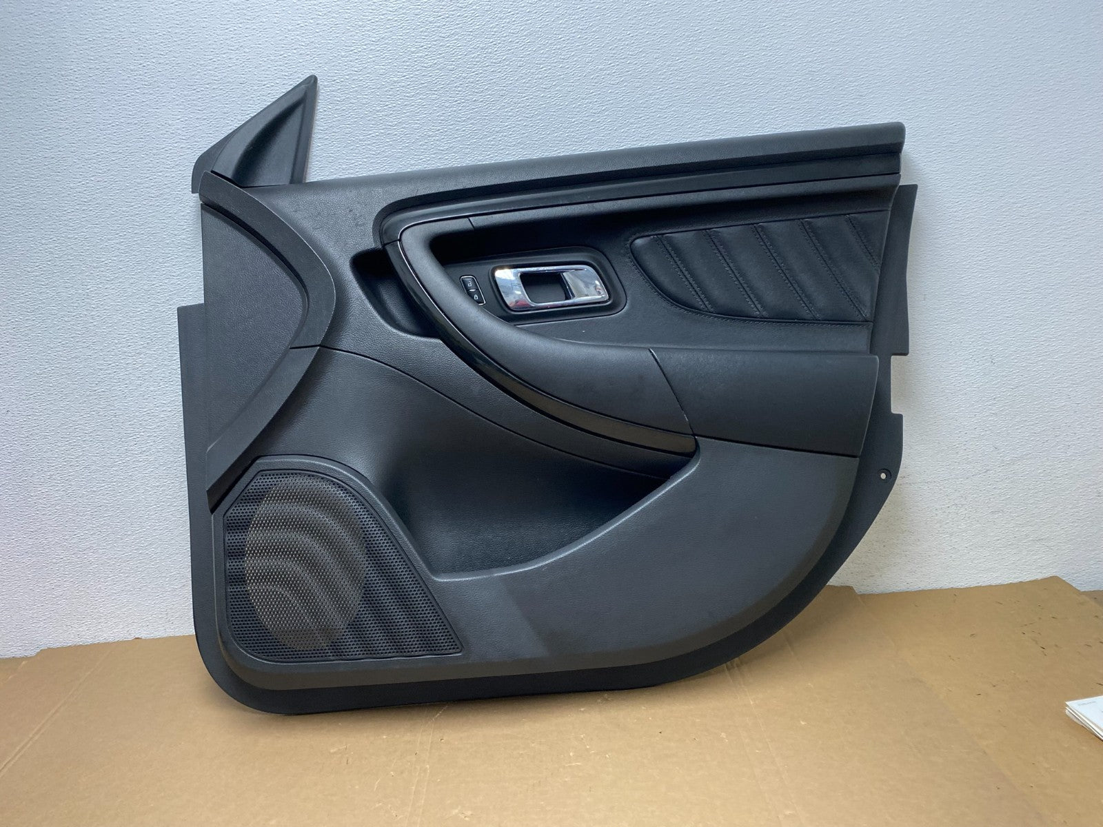 2013 - 2019 Ford Taurus Front Right Passenger Side Door Trim Panel AD7866 DW0